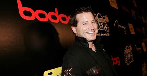 Feds shut gambling site Bodog, indict operators .